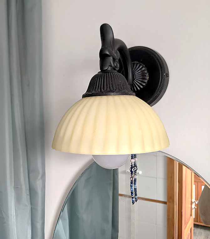 отремонтированное и перекрашенное бра