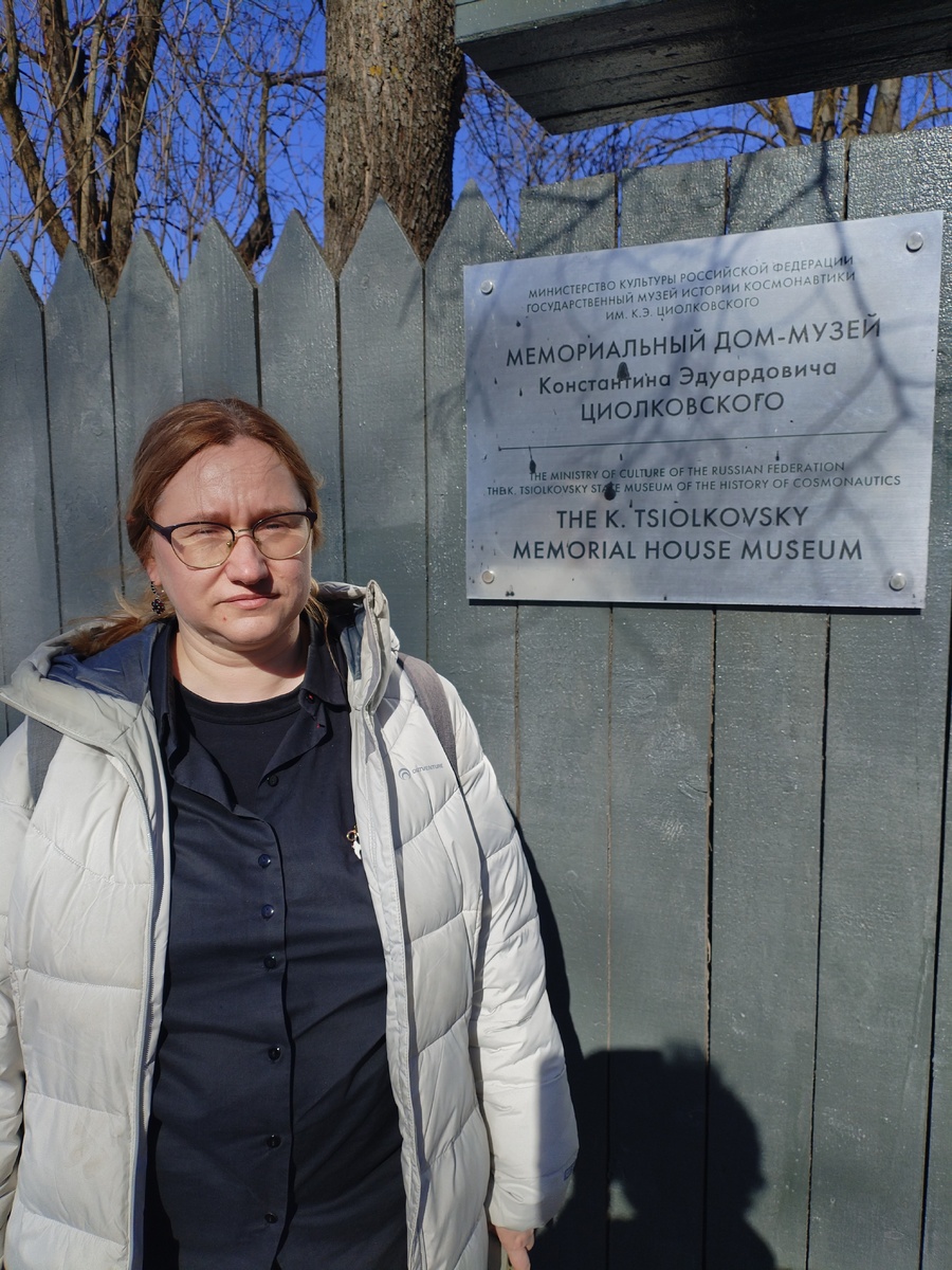 У дома-музея К.Э. Циолковского в Калуге.