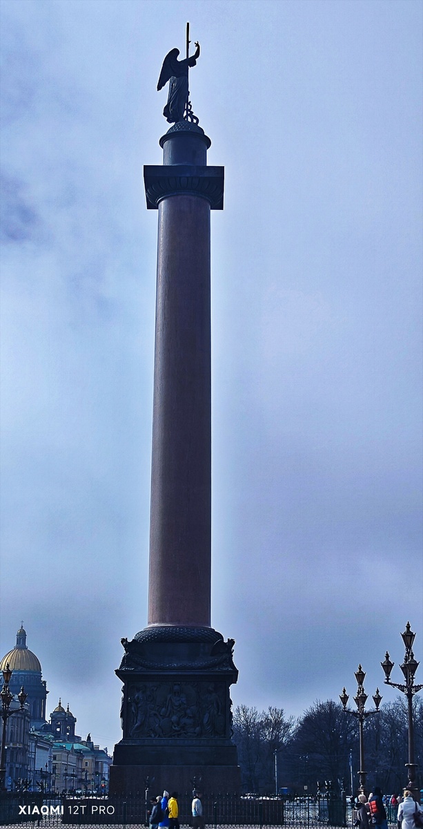 Дворцовая площадь  Александровская колонна.