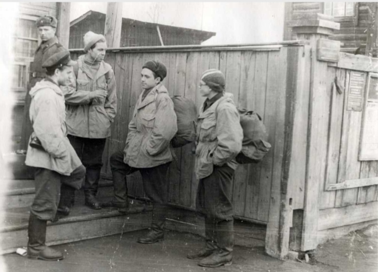 Фото 2. Комментарий Аскинадзи: Это мы стоим в г. Серове в ж/д кассе, покупаем билеты на Ивдель. В фуражке Ник. Кузнецов, в шапке - Суворов.