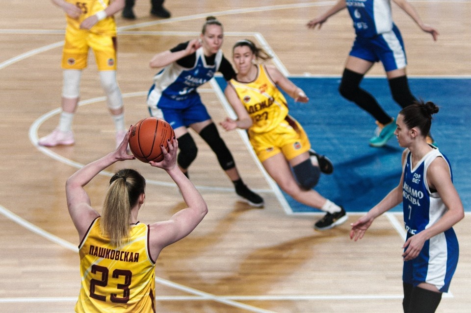    Второй овертайм. «Динамо» снова догоняет. Но в последние пару минут «Надежда» вырывает долгожданную победу в первом матче четвертьфинала Премьер-лиги по баскетболу. Яна Вежлева