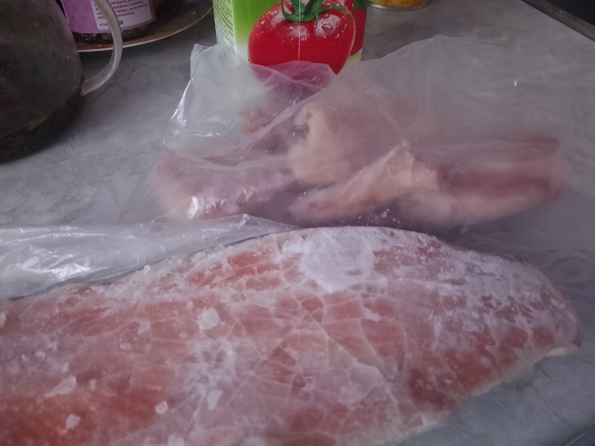 Фото автора, нашла в морозилке кальмары и филе горбуши