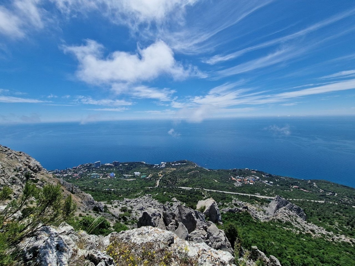 Крым прекрасен, но живя здесь и работая каждый день, вы видите по утрам совсем не такой вид.