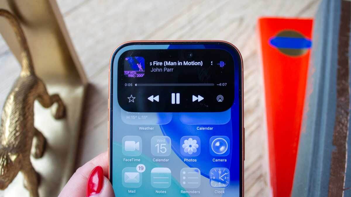    Если у вас iPhone с Dynamic Island, то покупать обновляться он будет еще долго. Изображение: macworld.com