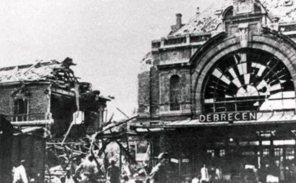 Разрушенный в результате боев железнодорожный вокзал Дебрецена. https://debrecenikepeslapok.blogspot.com/2023/10/1944-oktober-19-nemet-megszallas-vege.html