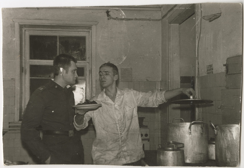 В солдатской столовой
Дата съемки: 1978 - 1980
Валерий Дерябин с сослуживцем.
Источник russiainphoto.ru.