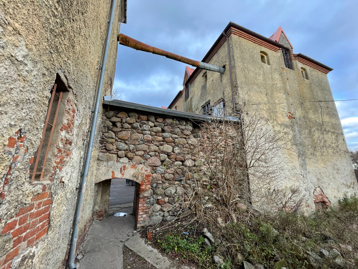 Мощные каменные стены замка Вальдау