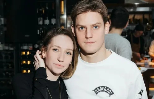 Выглядит, как "мамочка". С кем обрел свою любовь и строит отношения Павел Табаков?