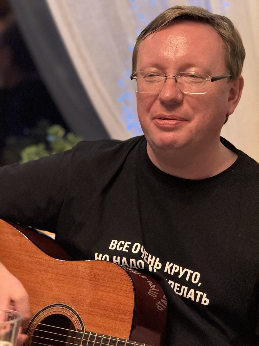 Василий исполняет на гитаре очередной музыкальный шедевр. Фото автора.