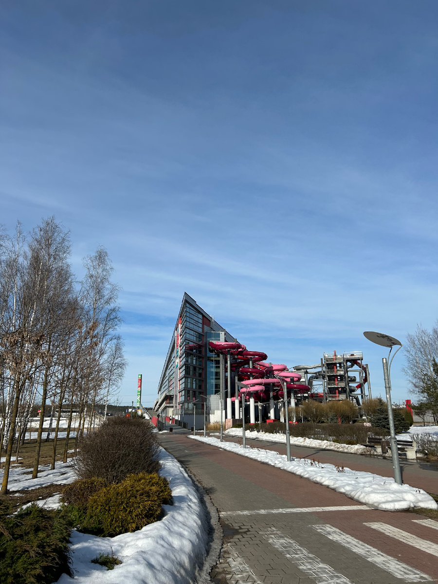 Аквапарк «Лебяжий» расположен частично на улице.