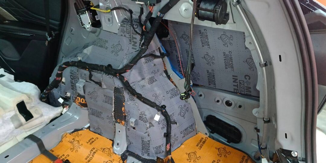 Полная шумо-виброизоляция всего авто - когда это реально нужно, а когда вы просто выбросили 100 тысяч на ветер.