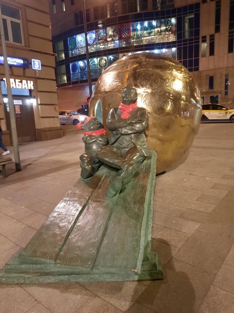 Памятник О. П. Табакову напротив театра.  Фото автора