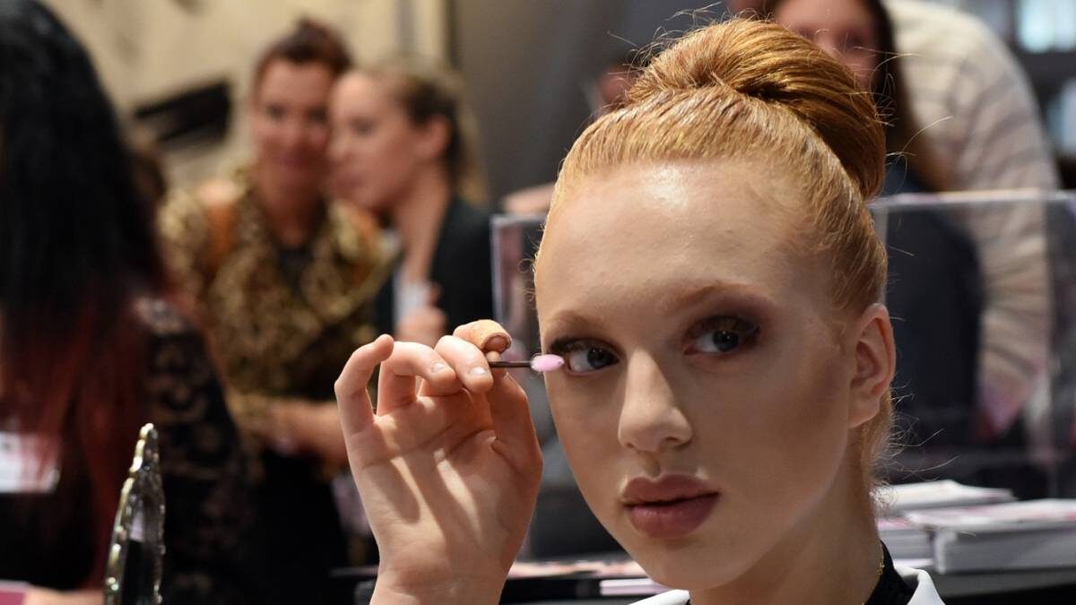    Модель Анна Ермакова красит ресницы на выставке профессиональной косметики Beauty в 2017 году в Германии / Фото: DPA / TAСС
