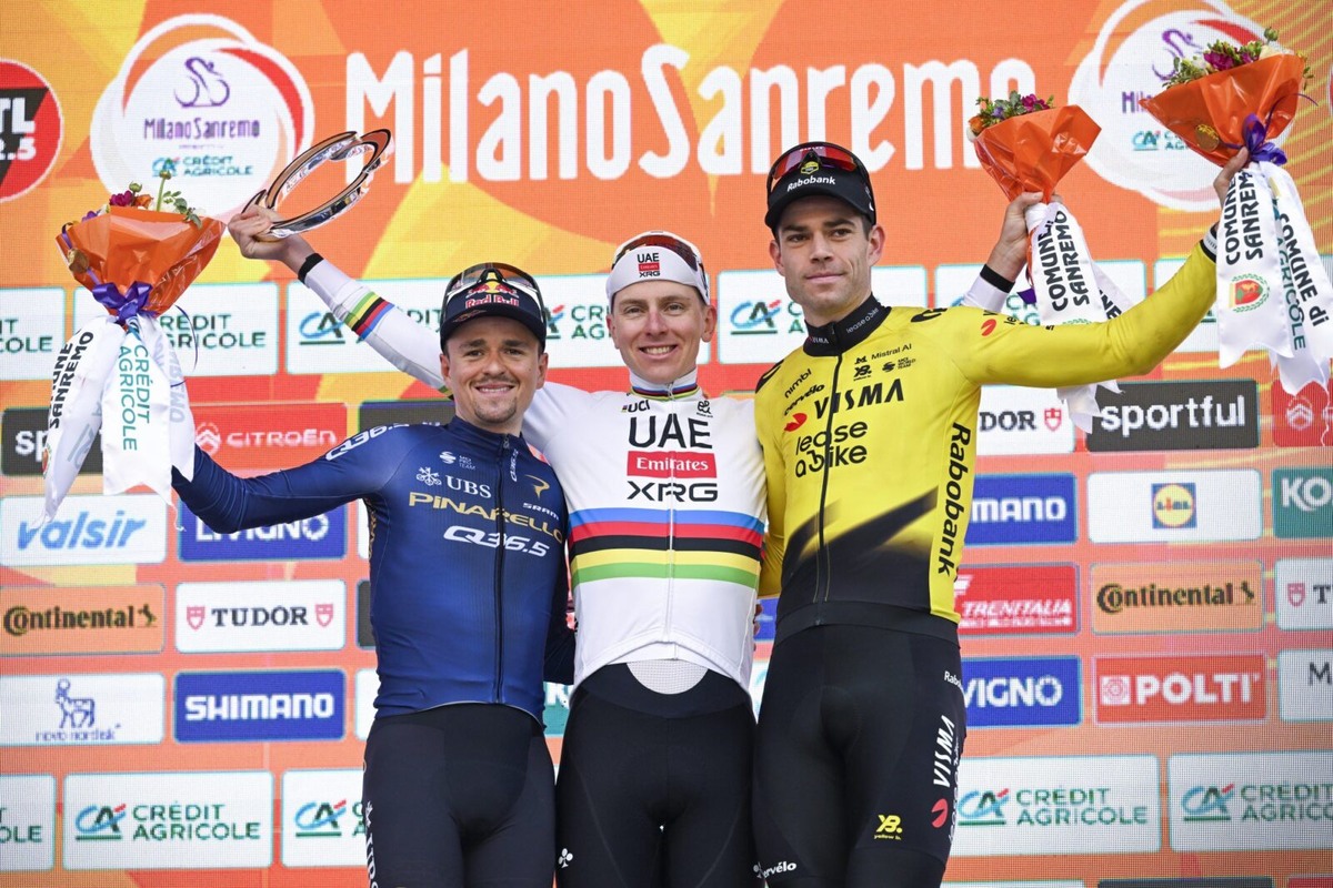    Том Пидкок, Тадей Погачар и Ваут ван Арт на подиуме Милана — Сан-Ремо 2026 года. Фото: Getty Images