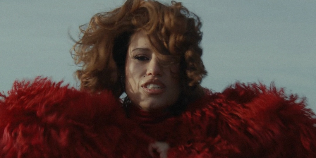 Raye, исполнительница хита «Where Is My Husband!», показала клип «Click Clack Symphony»