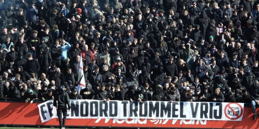 👏🔥 Фанаты «Фейеноорда» ярко поддержали команду перед «Де Классикером