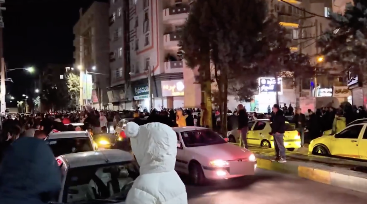 Иранцы вышли на улицу, чтобы разделить радость