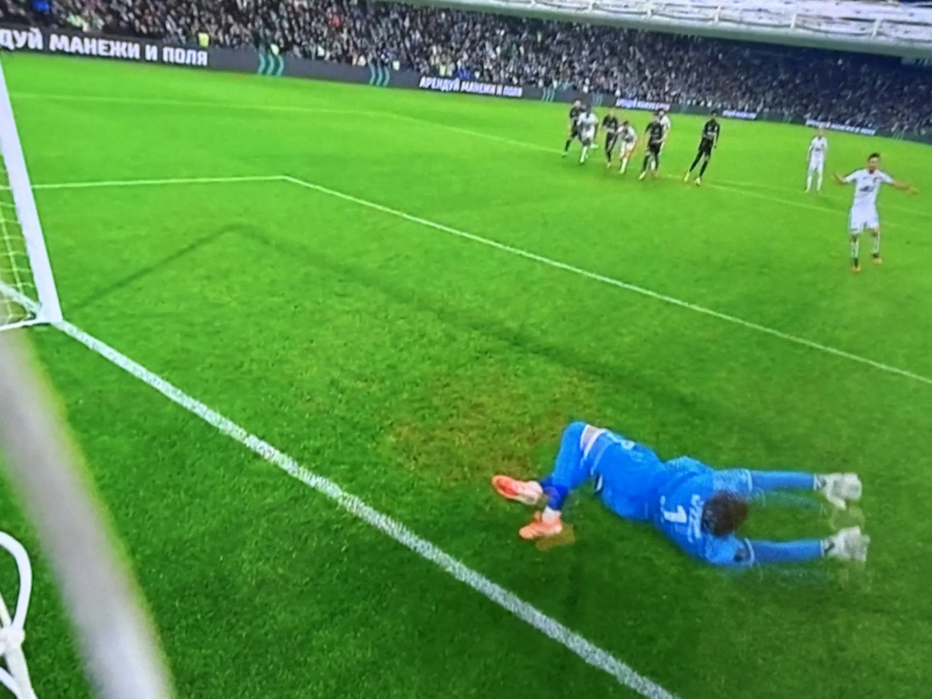 вратарь отражает пенальти на футбольном стадионе