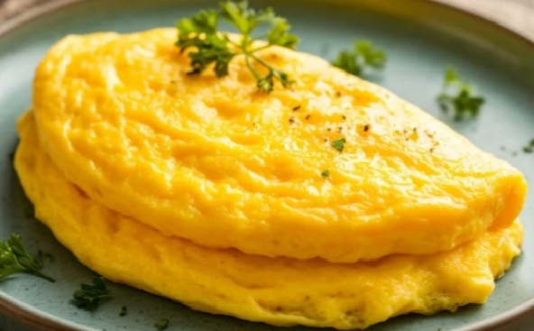 Идеальный пышный омлет с молоком на сковороде: секреты воздушности