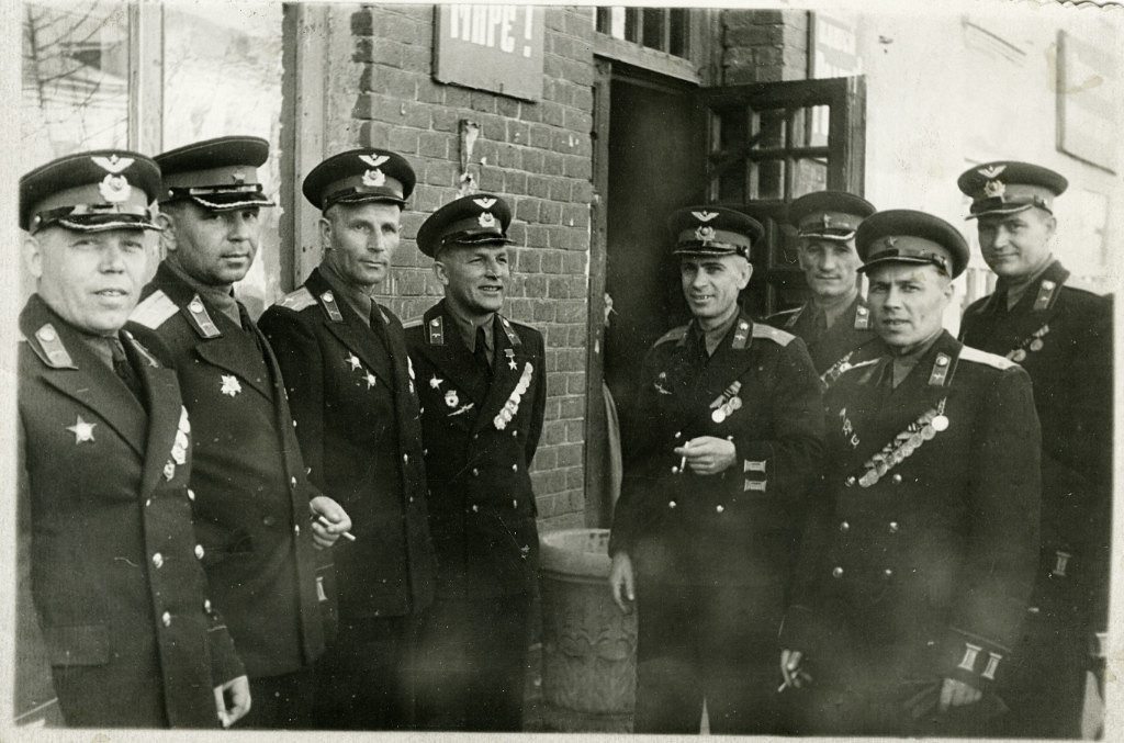 Неизвестный автор
Командование 597 учебно-тренировочного полка Рязанской ВАОШ БП ДА
Дата съемки: 1954 год
Источник russiainphoto.ru.