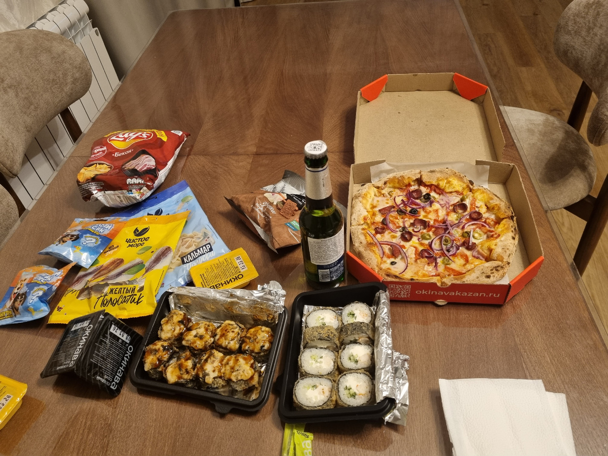 А вечером муж решил устроить кинопоказ,вдвоём смотрели фильм