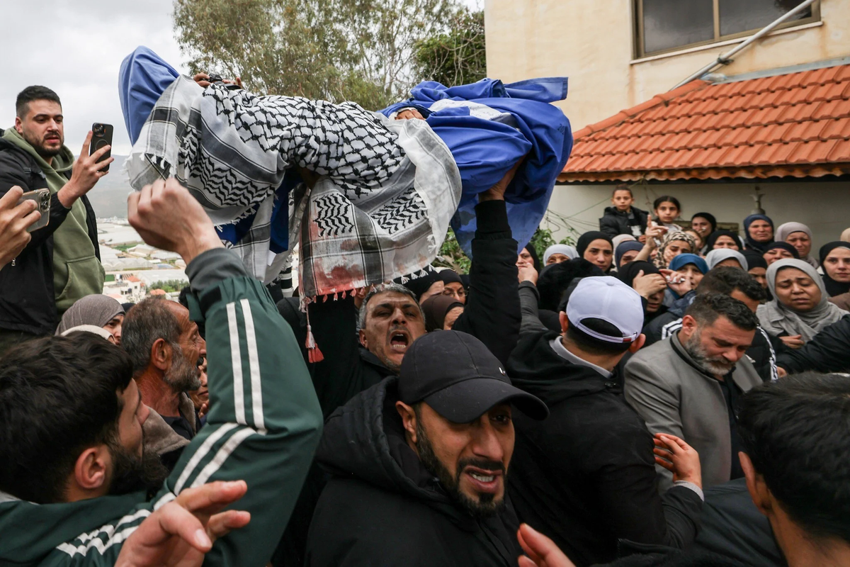 Похороны 5-летнего Мохаммеда Бани Одеха, убитого израильскими войсками в своем автомобиле, в городе Таммун на Западном берегу 15 марта 2026 г. (Фото: JAAFAR ASHTIYEH / AFP)