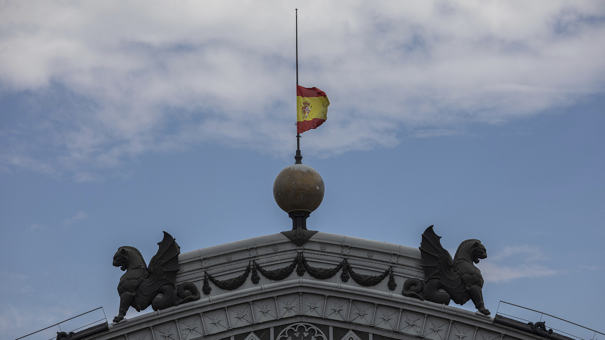    Испания флаг траур коронавирус эпидемия АР