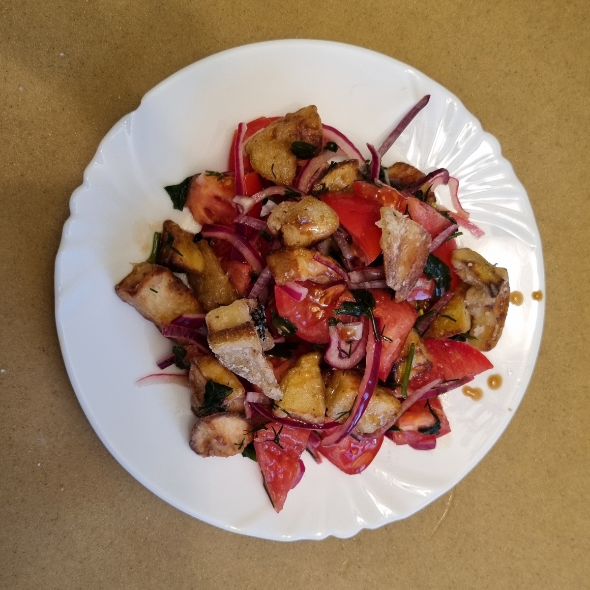 Помидоры и баклажаны лучше нарезать крупнее, чем на фото. У меня было мало помидоров и много баклажанов. В ресторане в таком салате баклажанов кубиков 5 не больше. 😊