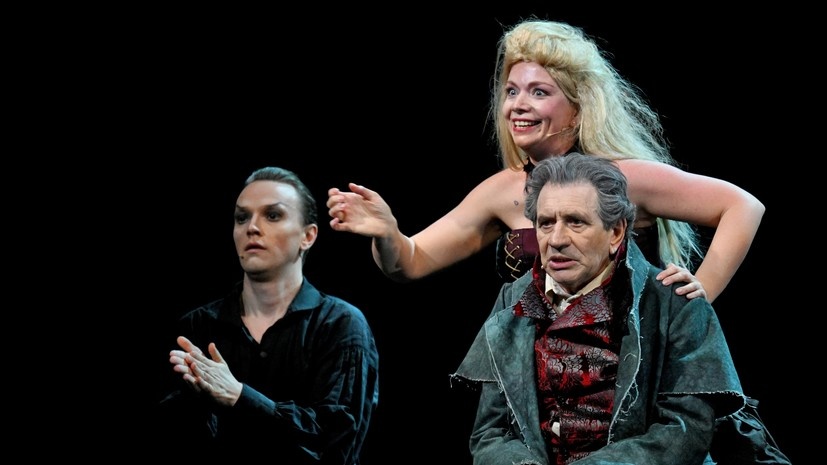     Владимир Логвинов в роли Мефистофеля, Александра Стрельцина в роли Ведьмы и Евгений Князев в роли Фауста (слева направо) в сцене из спектакля «Фауст» режиссёра Андрея Тимошенко во время предпремьерного показа в Театре им. Вахтангова РИА Новости Владимир Федоренко