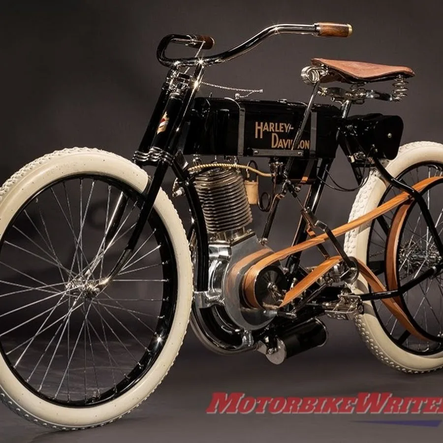 Можно увидеть блестящий рычаг, который регулировал натяжение приводного ремня. Он управлялся левой рукой.