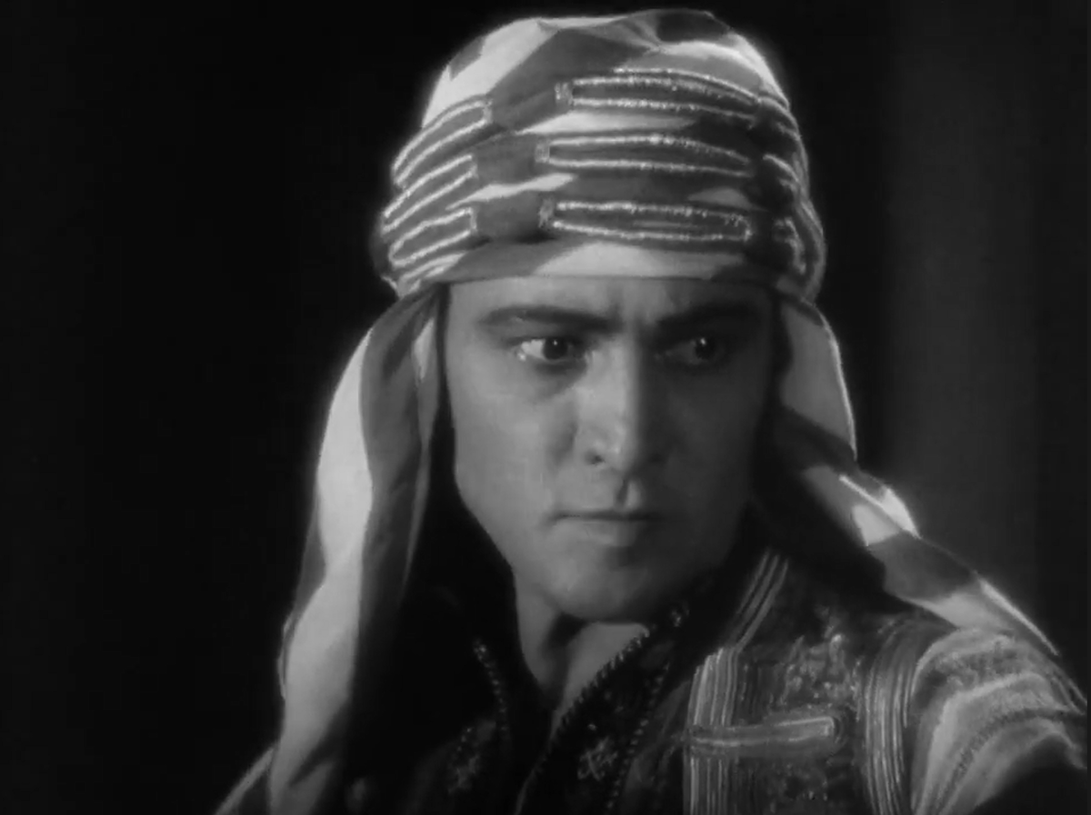 Один из королей "великого немого" Голливуда Рудольф Валентино в образе Ахмеда из фильма "Сын шейха"