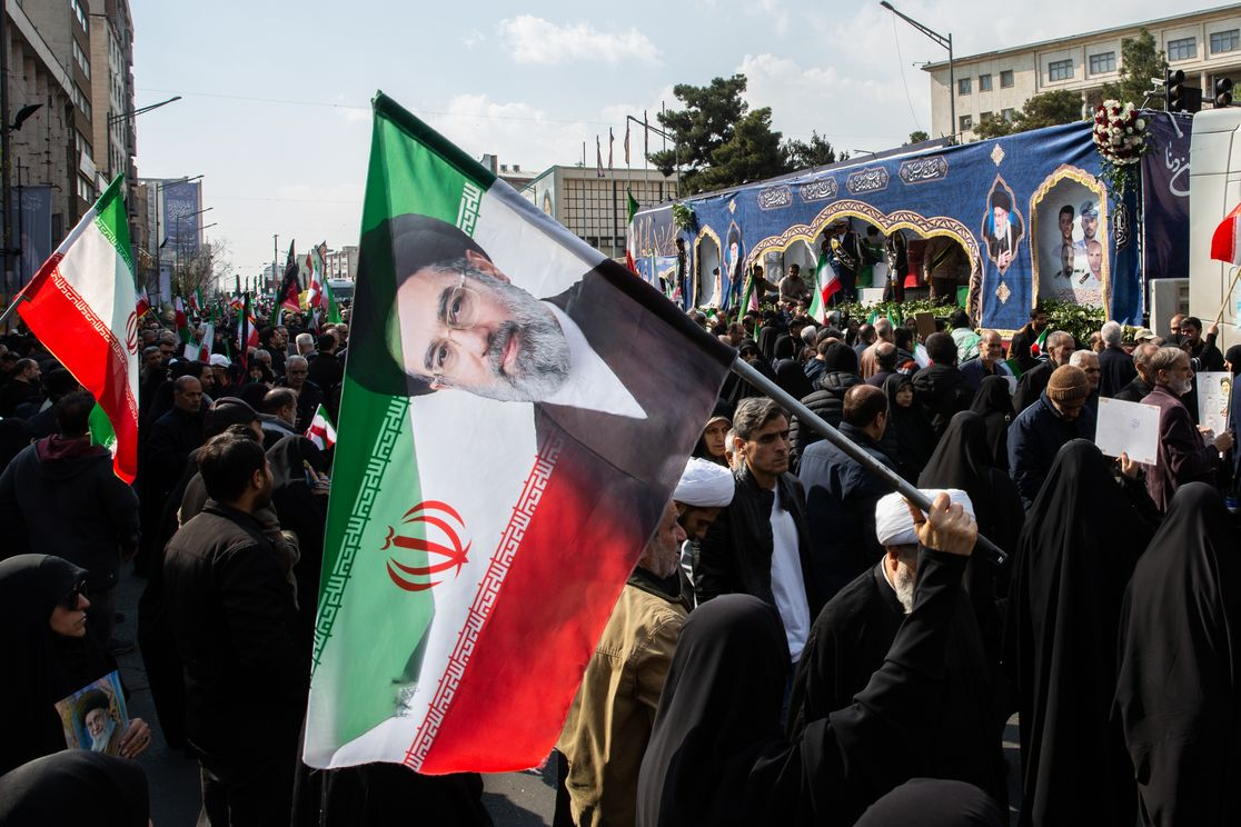 Человек держит флаг с изображением верховного лидера Ирана аятоллы Моджтабы Хаменеи. Фото: Араш Хамуши для The New York Times.