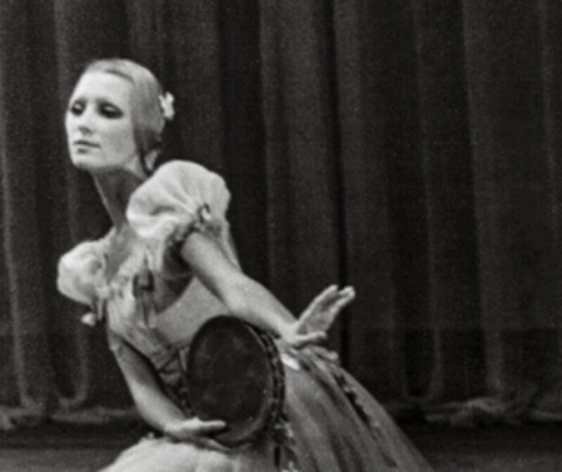    Блистательная балерина Светлана Осиева посвятила свою жизнь искусству.