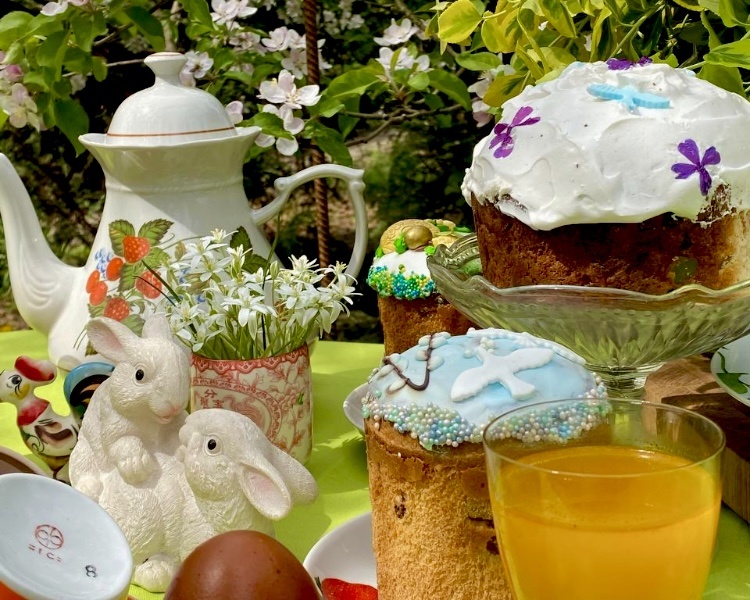 Стол в саду 