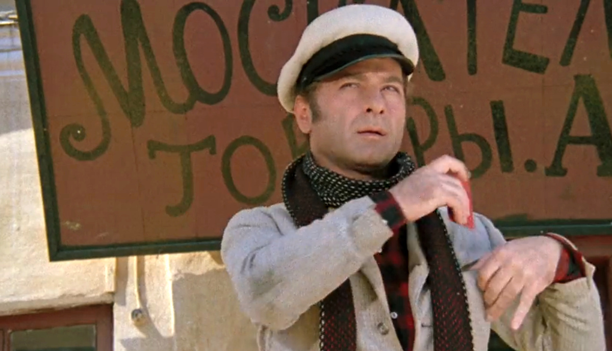 Кадр из кинофильма "12 стульев", 1971 г., режиссер Леонид Гайдай, сценаристы Владлен Бахнов, Леонид Гайдай, композитор Александр Зацепин (скриншот)