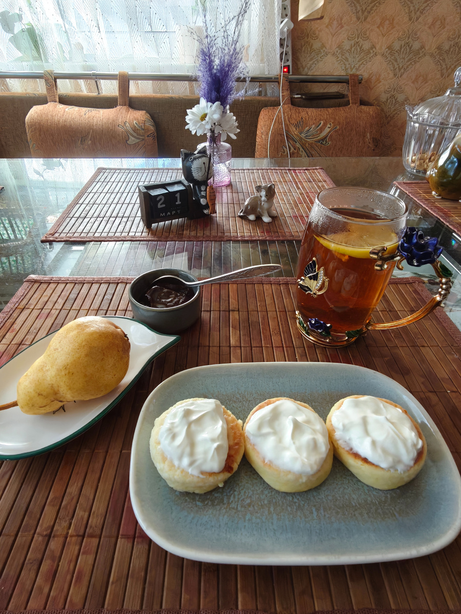 Сырники со сметаной, сливовым вареньем, груша и чай с лимоном