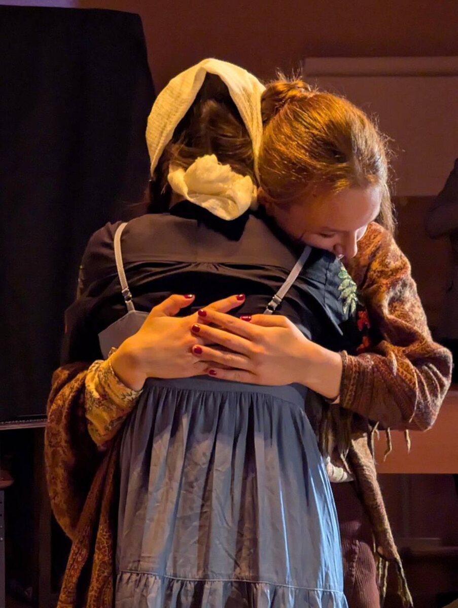 Героиня портрета утешает бабушку. Фото Виктории Паньковской