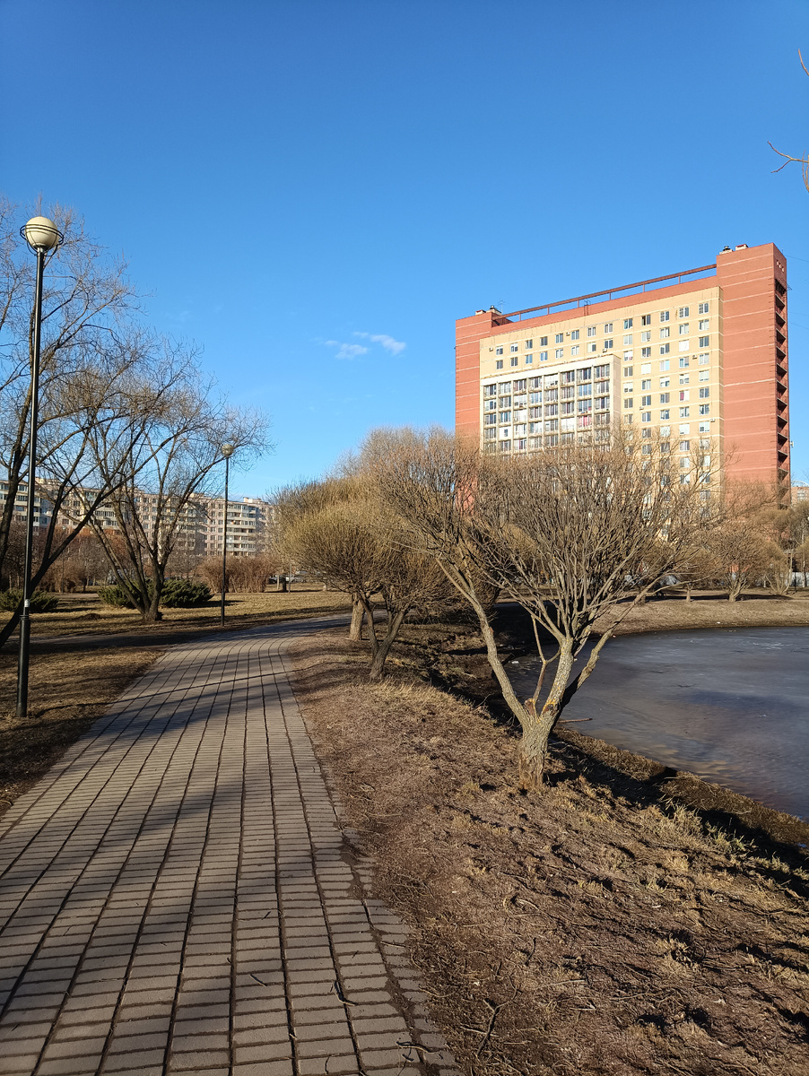 Этот красивый дом видно из моего окна!