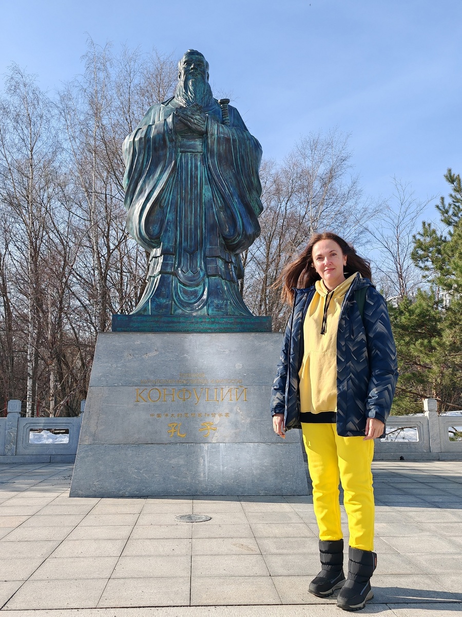 В парке Хуамин у памятника Конфуцию