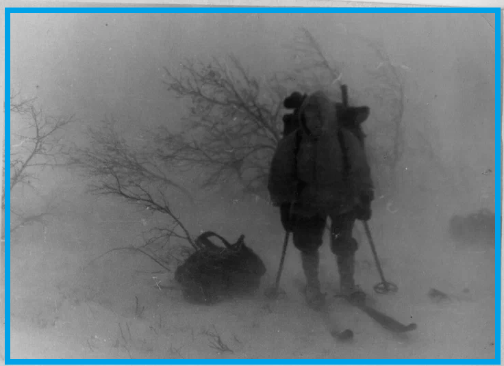 Фото 2. Вряд ли такое место можно назвать очень удачным для ночевки и установки палатки. Впрочем, советские товарищи в ходе своей инсценировки нашли для установки палатки место "получше" - где даже кустиков не было.