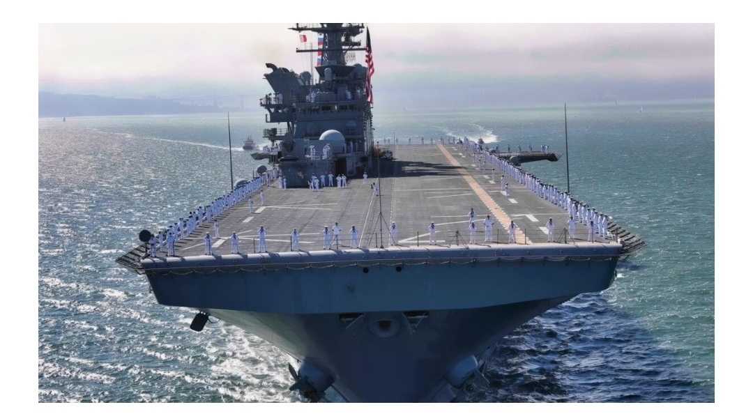 210911-N-OP825-1213 ТИХИЙ ОКЕАН (11 сентября 2021 г.) Моряки на борту десантного корабля USS Tripoli (LHA 7) стоят у поручней на полетной палубе корабля, готовясь к заходу в Сан-Франциско в рамках Недели флота в Сан-Франциско (SFFW), 11 сентября 2021 г. SFFW — это возможность для американской общественности встретиться со своими командами ВМС, Корпуса морской пехоты и Береговой охраны и познакомиться с военно-морскими силами Америки. Во время Недели флота военнослужащие участвуют в различных мероприятиях по оказанию помощи местному сообществу, демонстрируют возможности и оборудование, а также наслаждаются гостеприимством Сан-Франциско и его окрестностей. (Фото ВМС США, специалист по связям с общественностью 3-го класса партизан Эрика Хига 