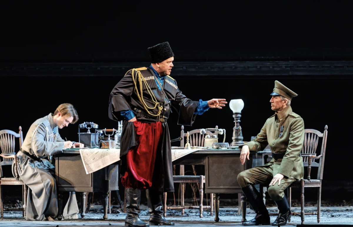     Сцена из спектакля Малого театра «Белая гвардия» / Фотограф Евгений Люлюкин