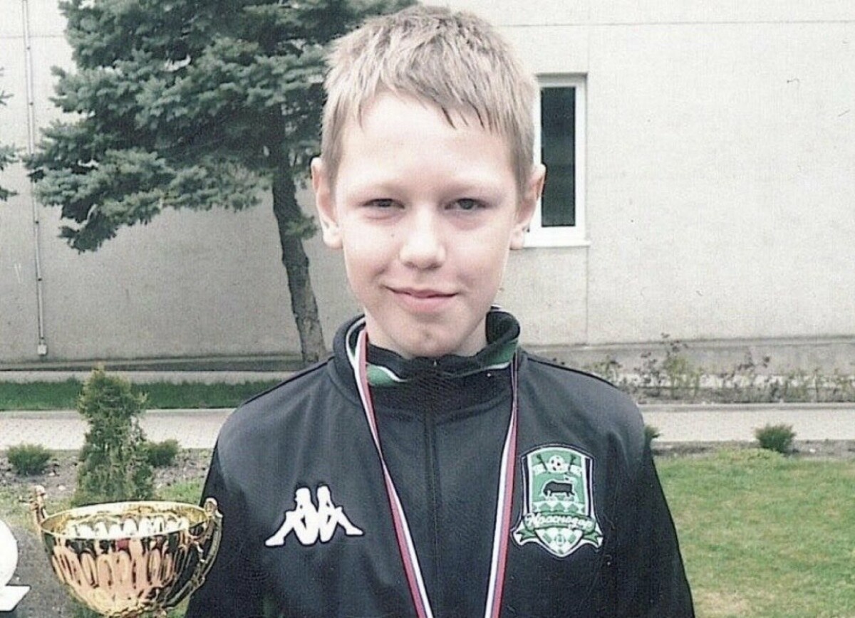     Фанаты «ПСЖ» угадывают Сафонова по детскому снимку: уже тогда его взгляд был ледяным