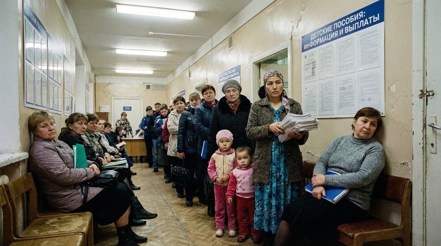 Почему пособий не хватает?
Парадокс детских пособий в России в том, что суммы выглядят красиво в отчётах, но на деле оказывается:

Индексация не поспевает за ценами
Условия для получения постоянно усложняют
Малоимущих определяют по "секретной формуле"
В итоге у бабушки в деревне пенсия выше, чем ежемесячная выплата маме с ребёнком-инвалидом.