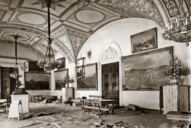 Зимний дворец после штурма в 1917 году