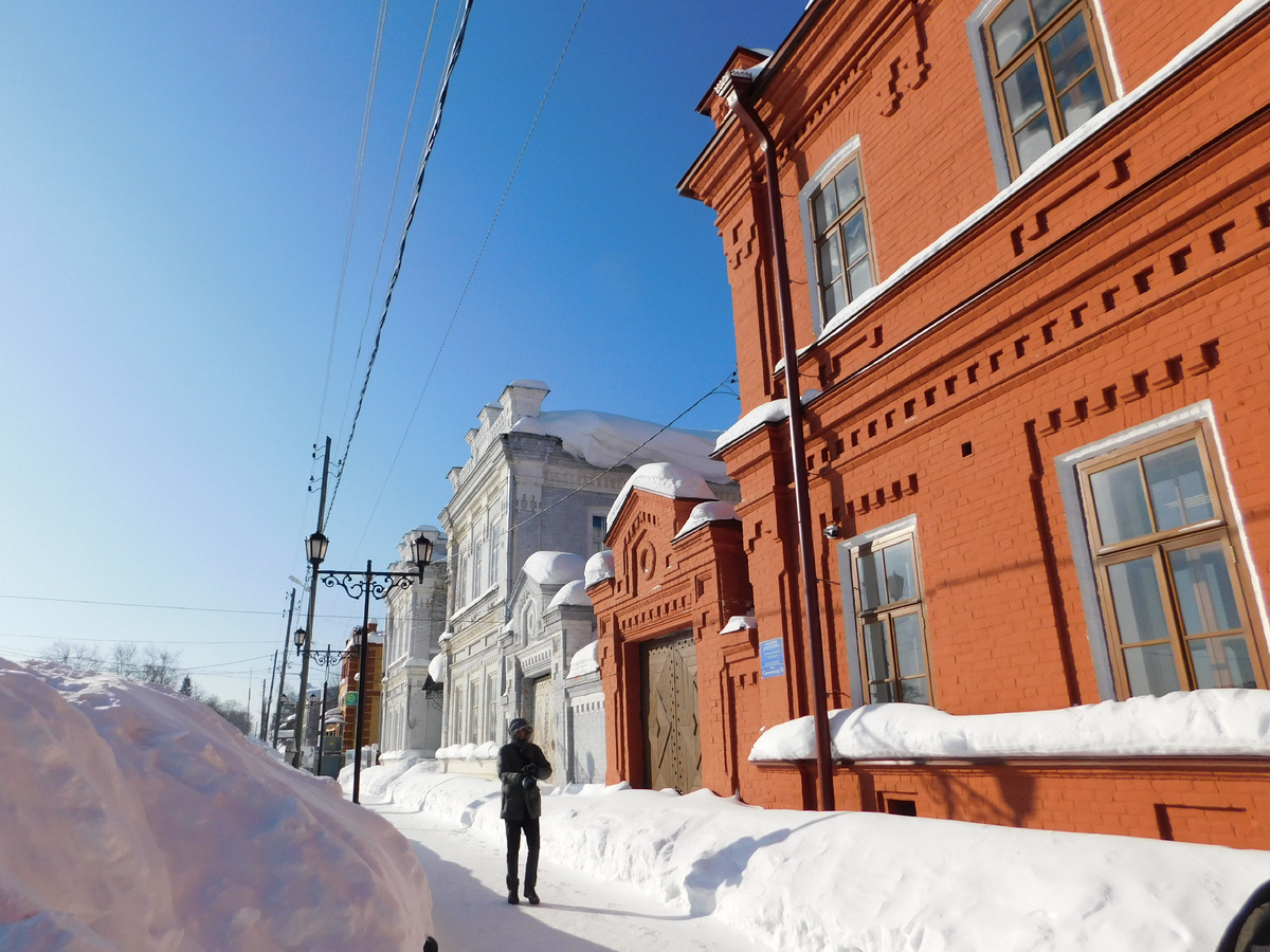 Смотрите, сколько снега нынче в Чердыни в Пермском крае - тропа рядом с Чердынским музеем. Фото автора. 