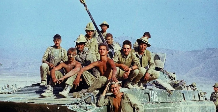 Чужая земля, раскаленный песок. И солнце палит, обжигая висок(с)