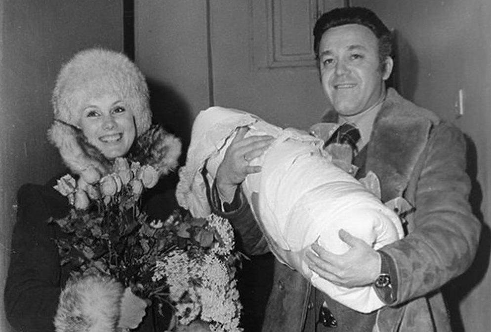 Иосиф Кобзон забирает из роддома сына Андрея