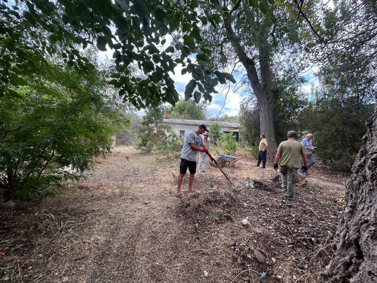 Работы по расчистке усадьбы, 2024 год. Фото администрации с. Хорлы 
