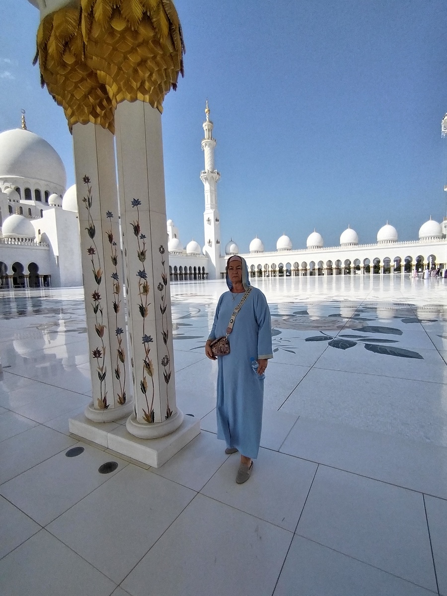 Голубой 🔷 на фоне белого идеально.